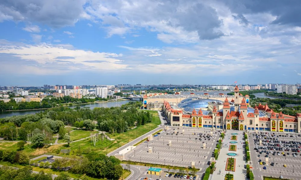 Просторное лобби YES Technopark в Москве